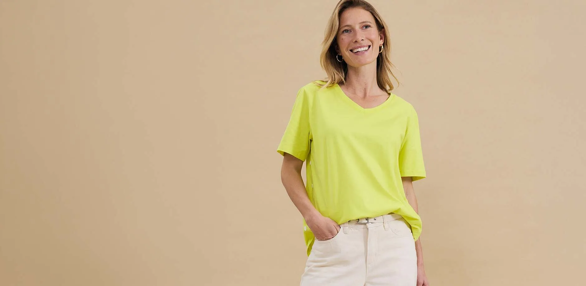 T-shirt jaune lumineux &agrave; manches courtes, associ&eacute; &agrave; un pantalon de couleur claire.