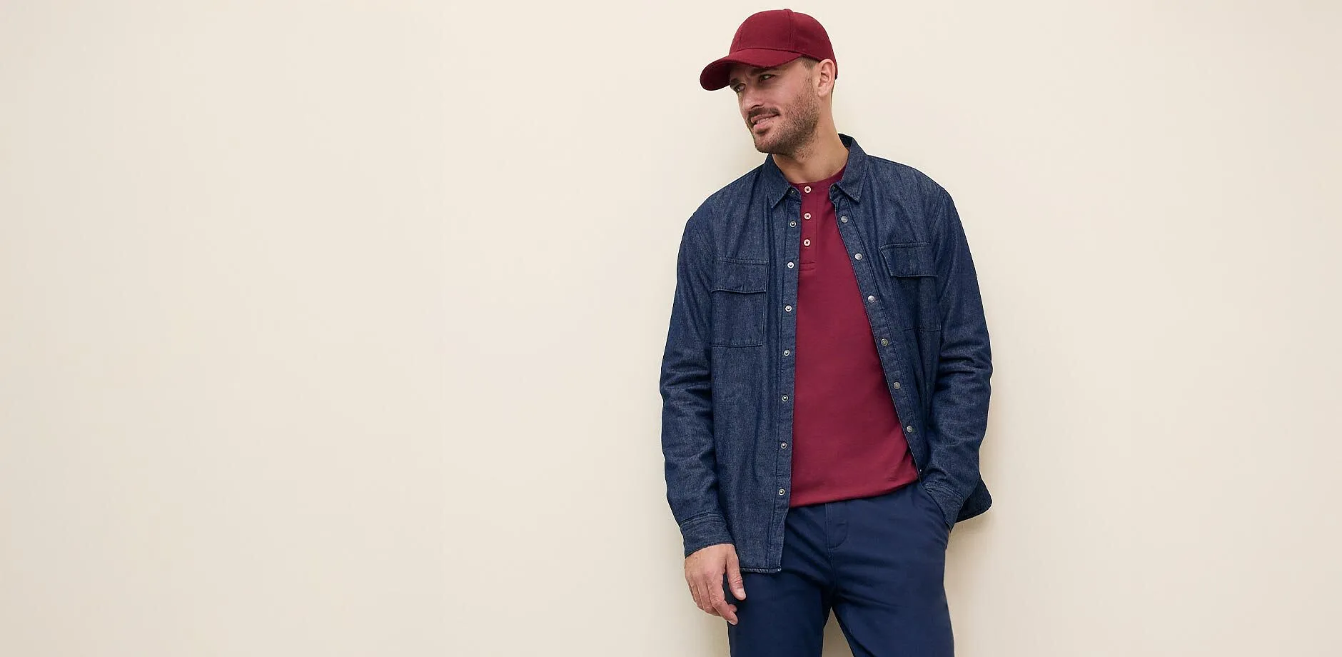 Chemise en jean par dessus un T-shirt, pantalon fonc&eacute;.