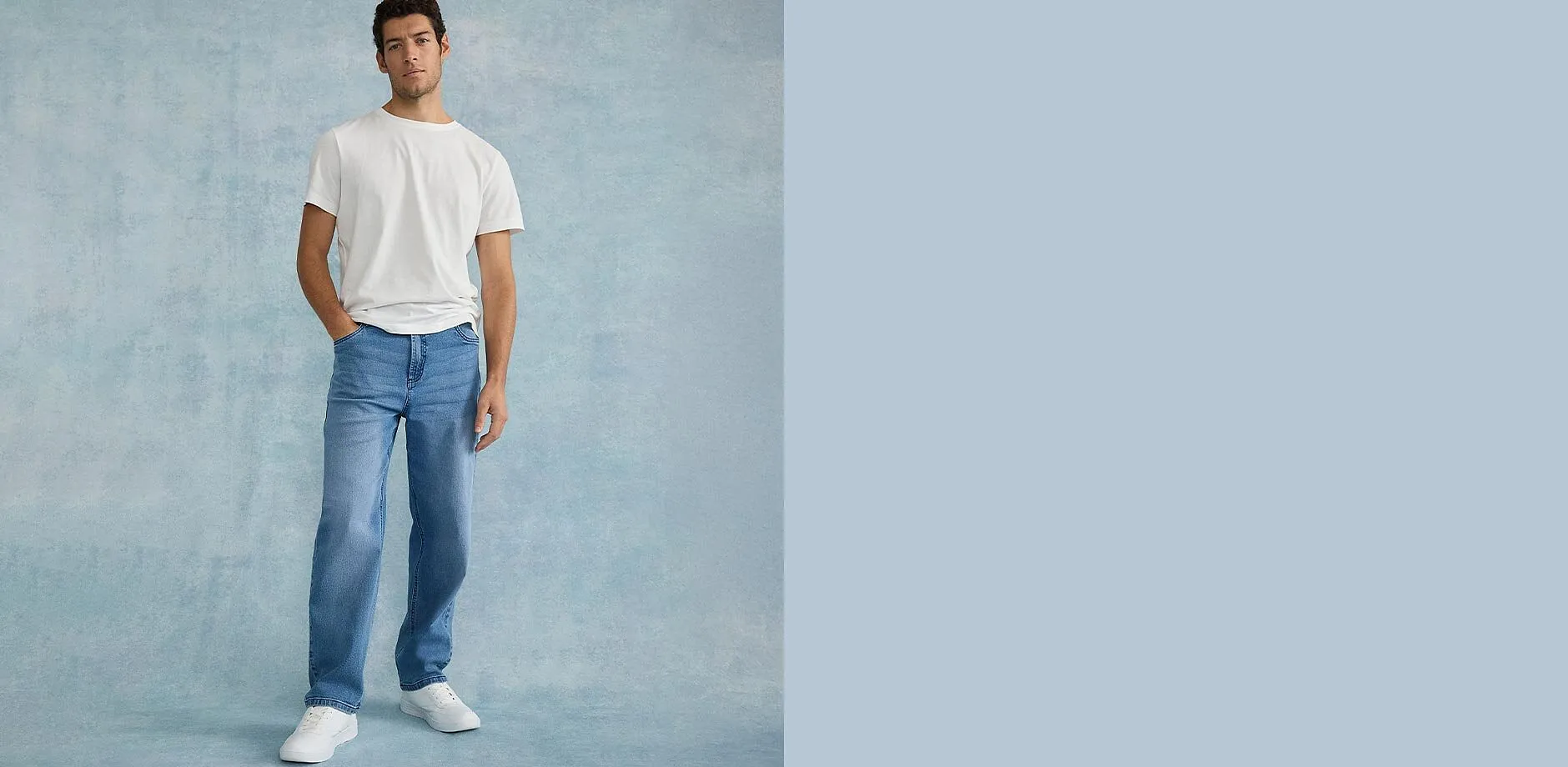 T-shirt blanc, jean bleu Loose Fit et sneakers blanches.