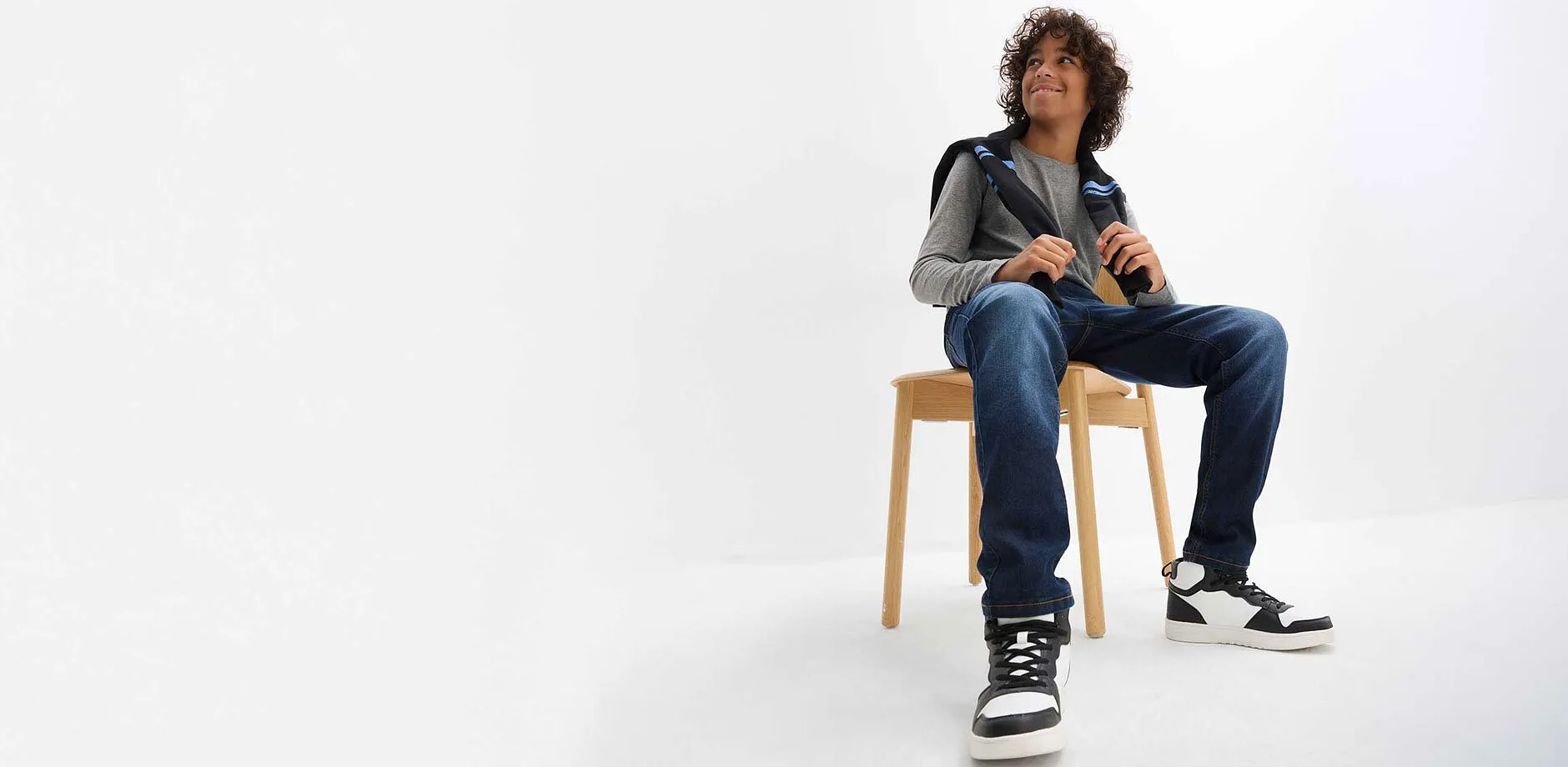 Look d&eacute;contract&eacute; en jean, T-shirt &agrave; manches longues et sneakers.