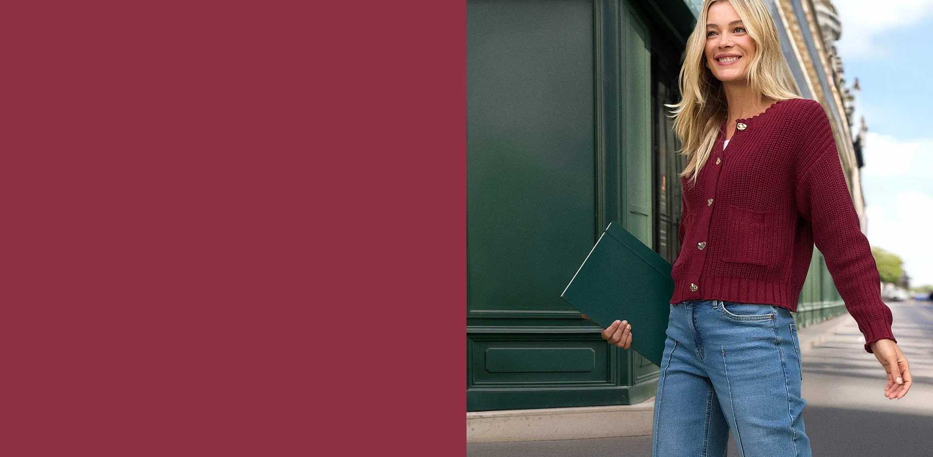 Gilet rouge &agrave; boutons, associ&eacute; &agrave; un jean.