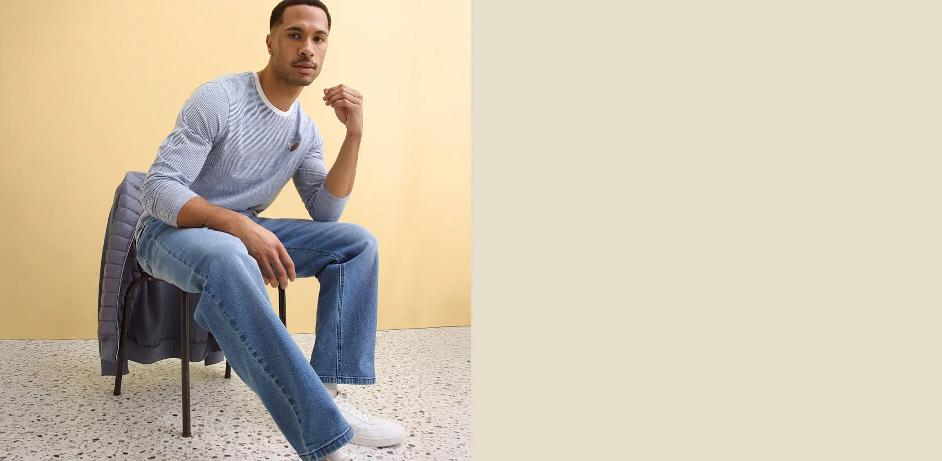 Pull bleu et jean bleu.