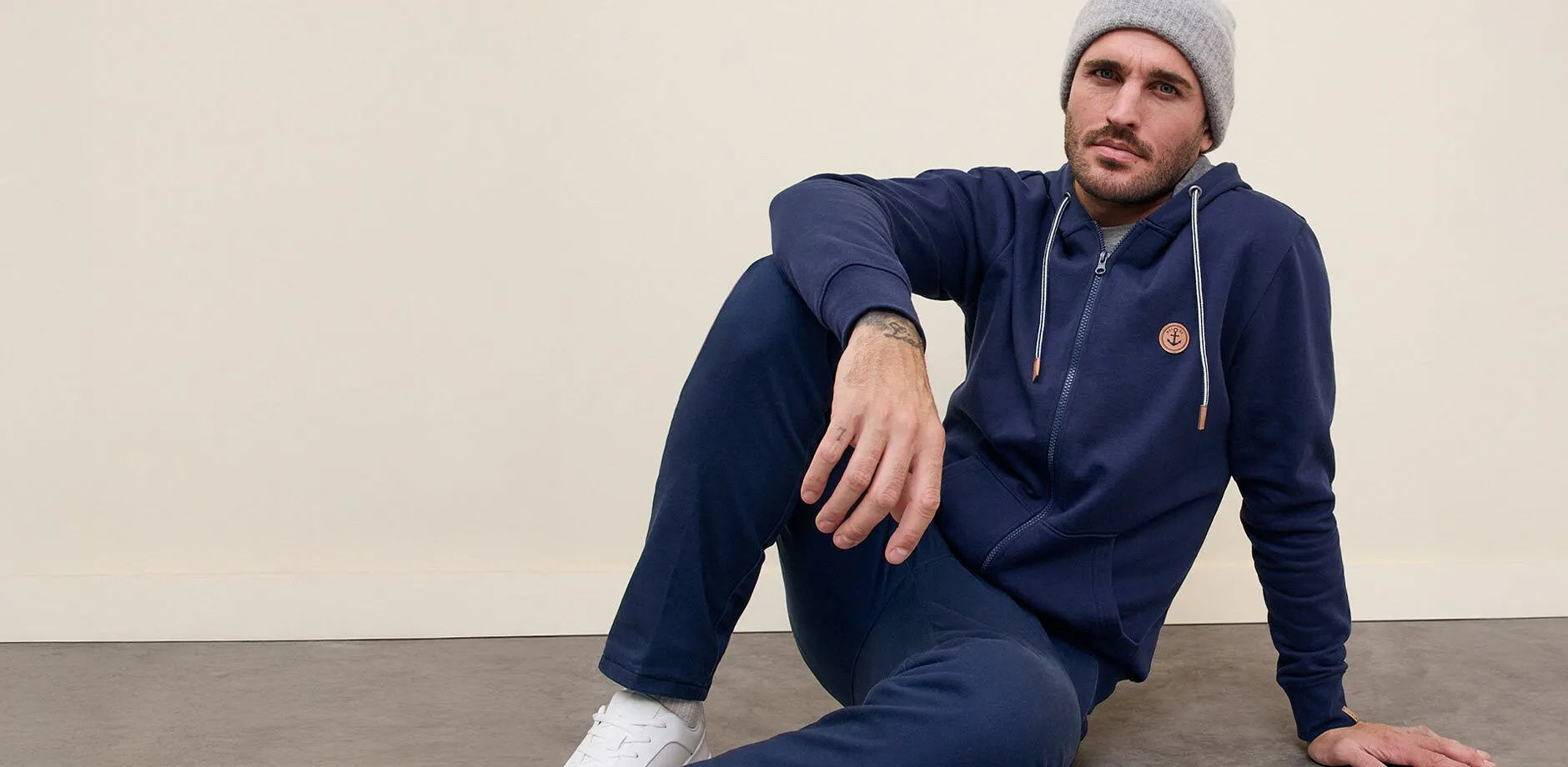 Gilet sweat-shirt bleu marine avec pantalon assorti & bonnet.