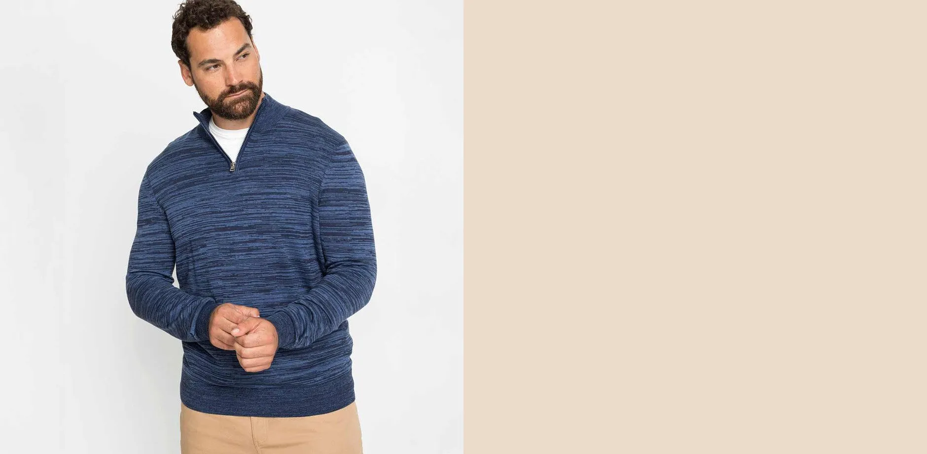 Pull bleu chin&eacute; sur un T-shirt blanc, associ&eacute; &agrave; un pantalon beige.