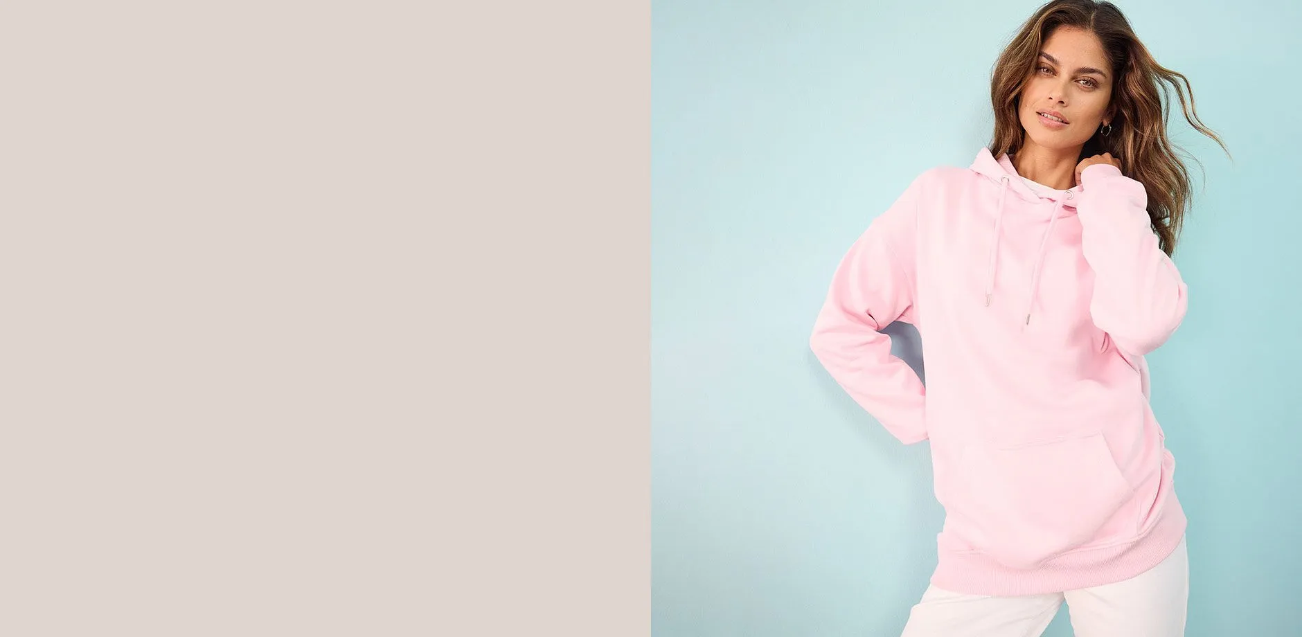 Pull rose &agrave; capuche associ&eacute; &agrave; un pantalon blanc.