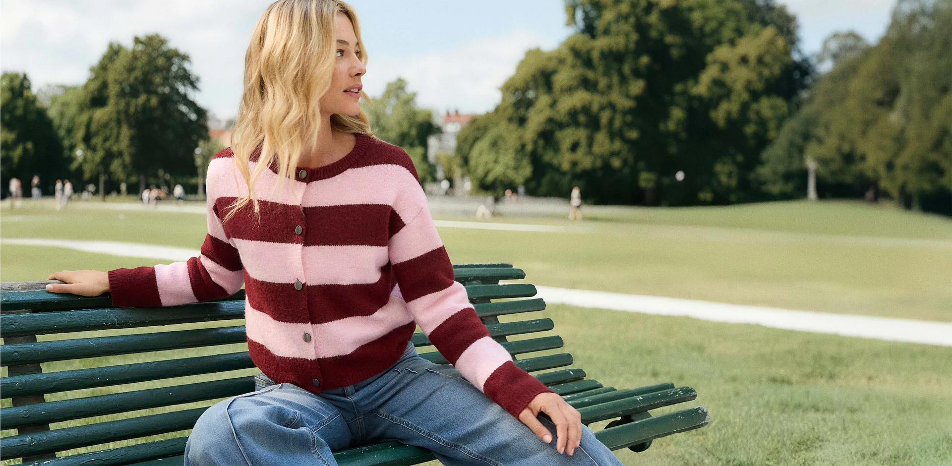 Un T-shirt ray&eacute; associ&eacute; &agrave; un jean bleu.