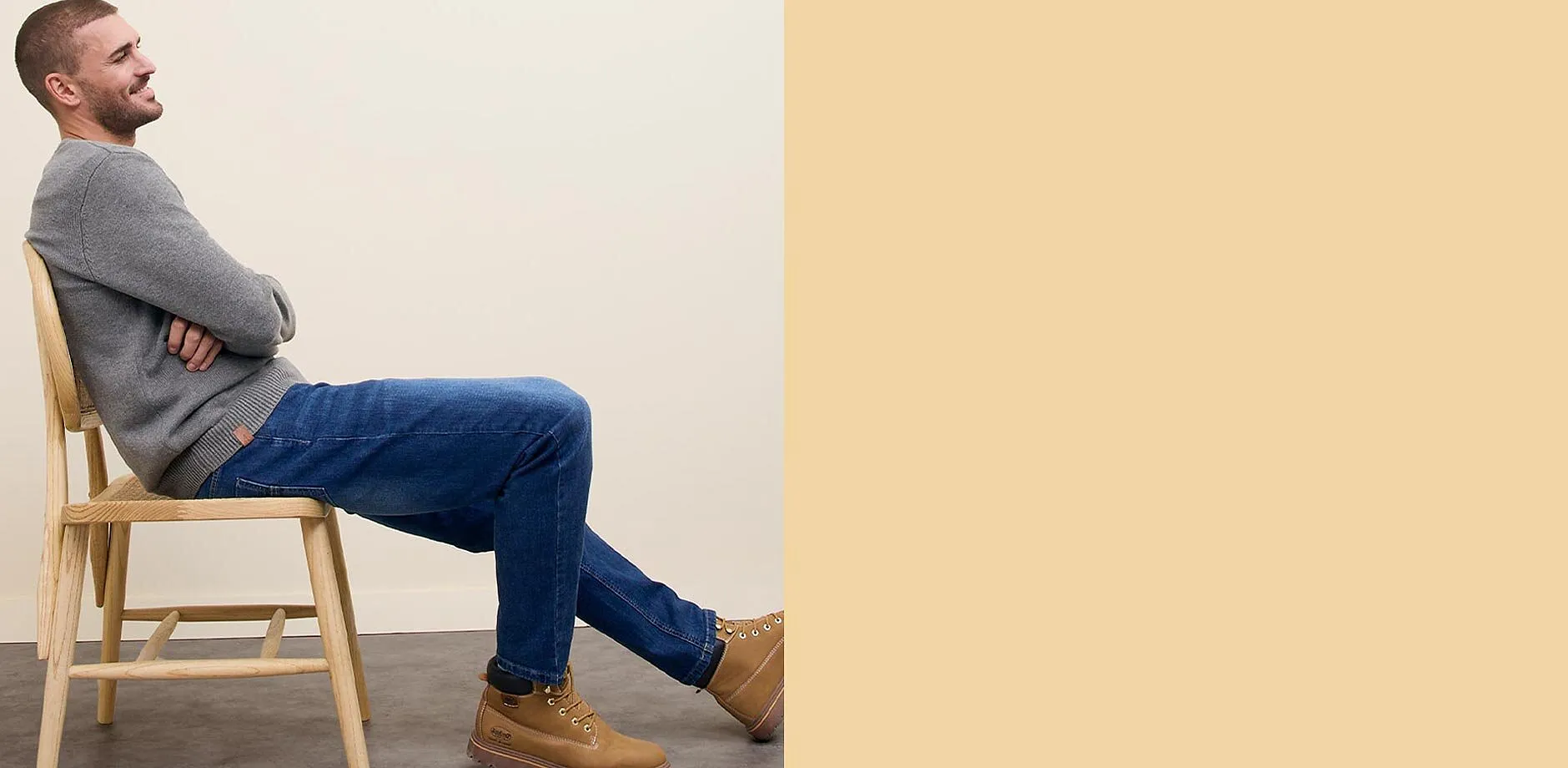 Pull gris et jean bleu pour un look d&eacute;contract&eacute;.