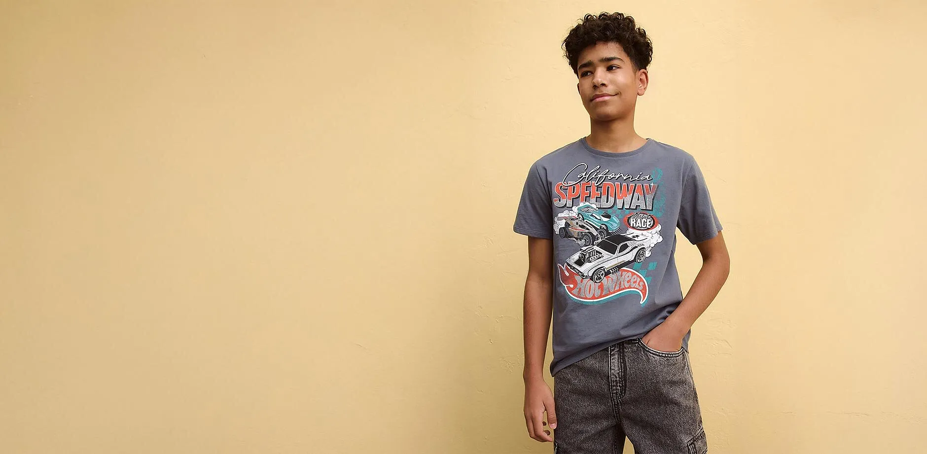 Look cool avec T-shirt imprim&eacute; dessin anim&eacute; gris et jean d&eacute;contract&eacute;.