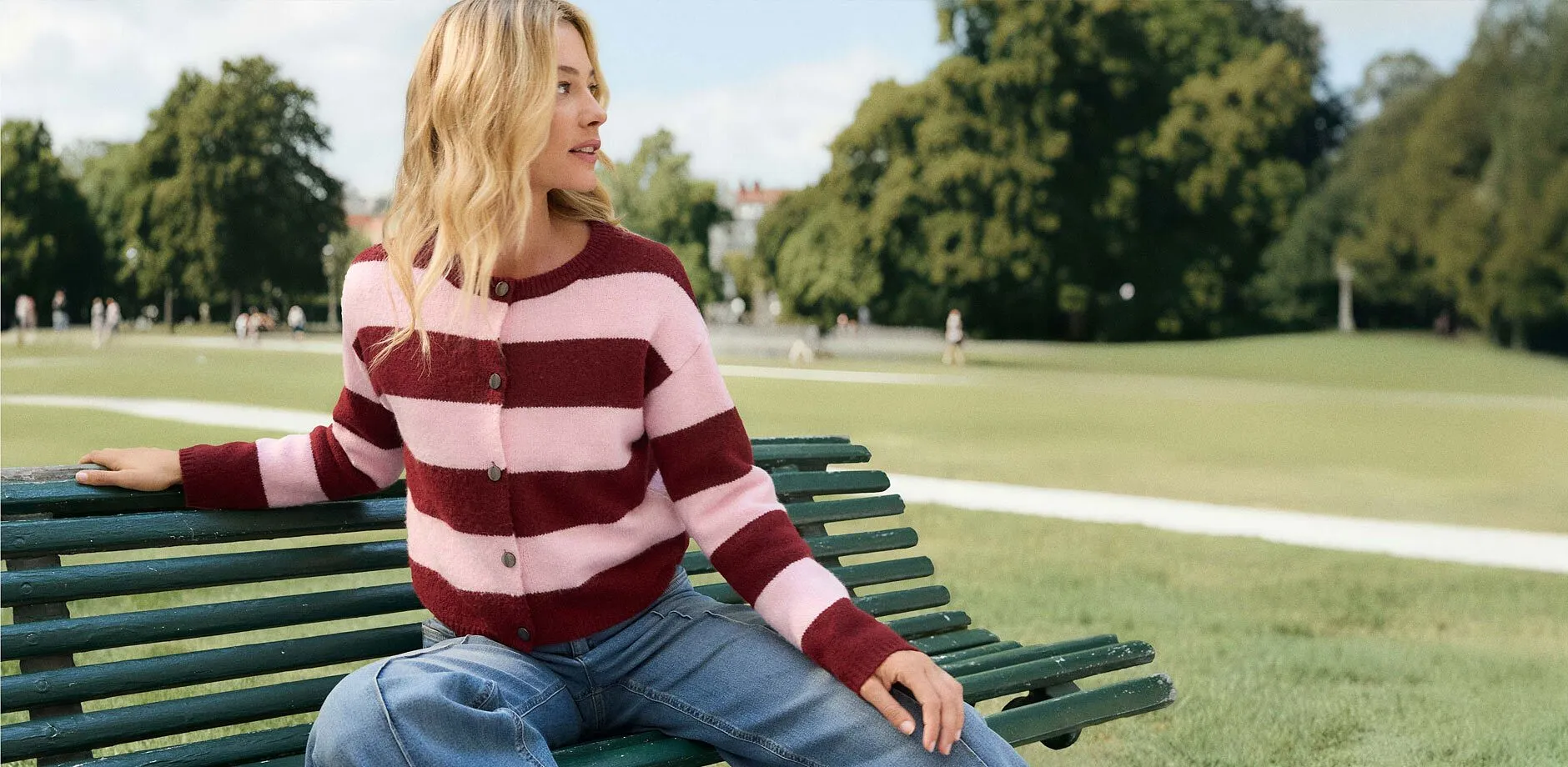 Un T-shirt ray&eacute; associ&eacute; &agrave; un jean bleu.