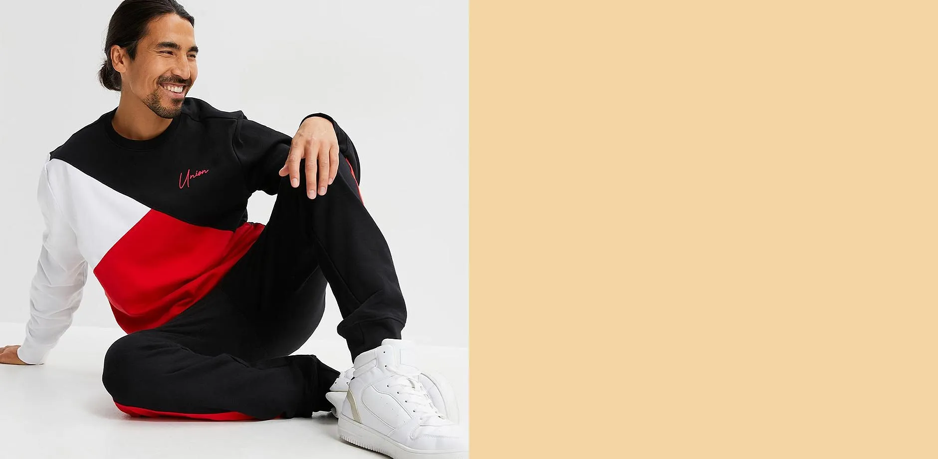 Surv&ecirc;tement mode avec sweat &agrave; col rond et pantalon de jogging.