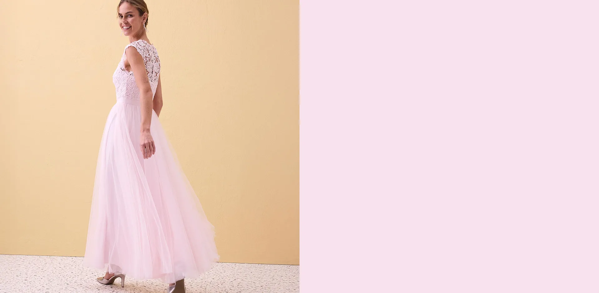 Robe de soir&eacute;e rose p&acirc;le avec haut en dentelle et partie jupe en tulle. Une tenue &eacute;l&eacute;gante pour les occasions festives.