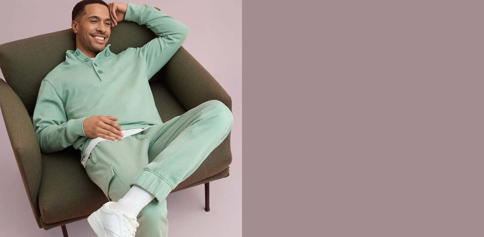 Sweat-shirt vert menthe et pantalon sweat assorti.