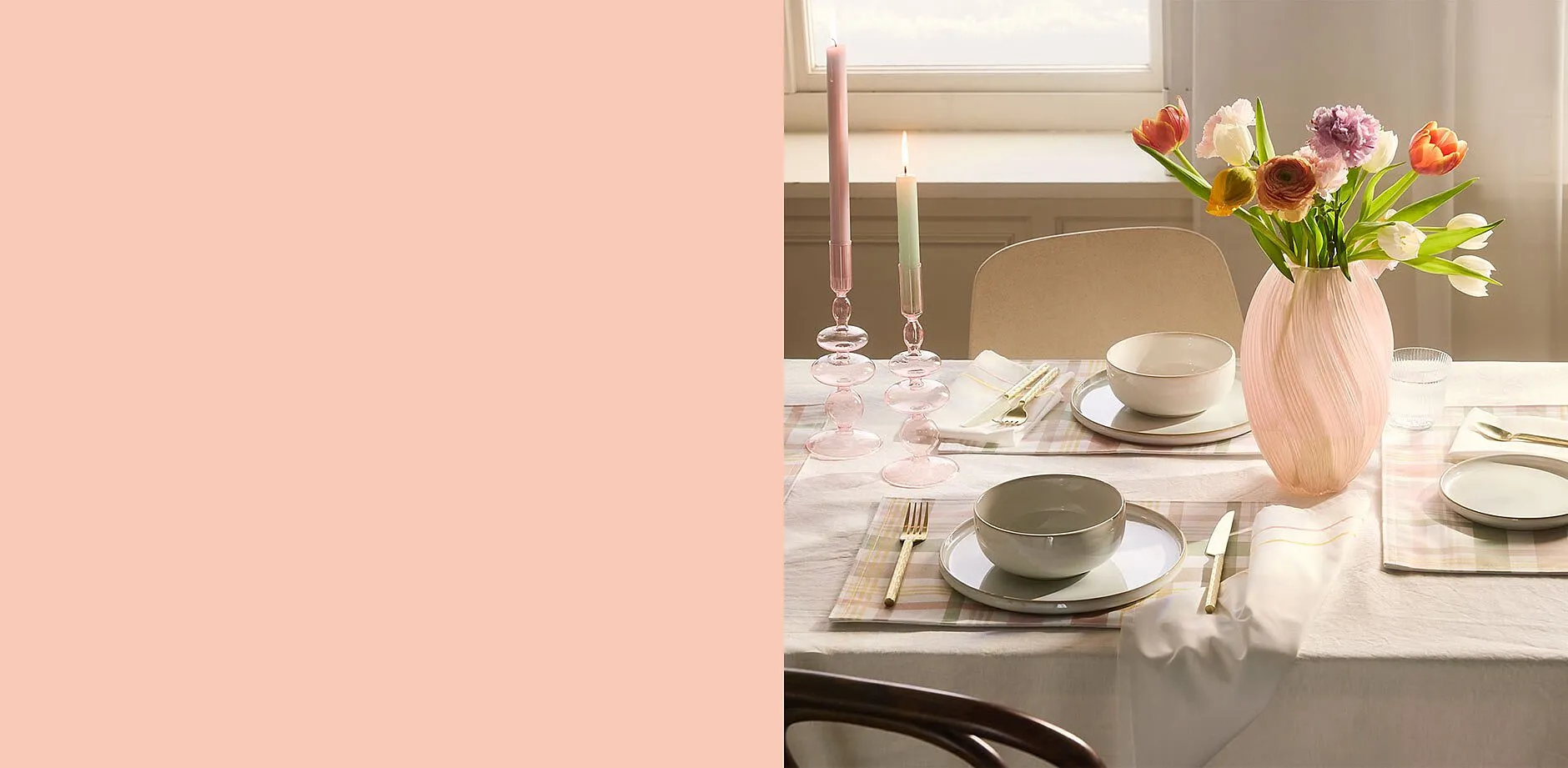 D&eacute;coration de table avec des couverts d&eacute;licats, des fleurs et des bougies.