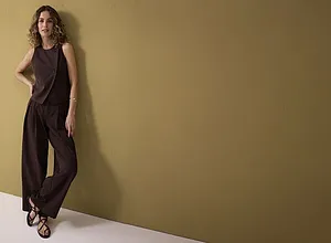 Ensemble 2 pièces marron élégant avec gilet sans manches et pantalon large. Un look décontracté et intemporel pour diverses occasions.