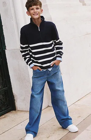 Pull rayé avec col zippé associé à un jean.