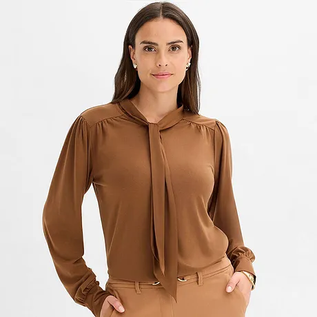 T-shirt marron avec col noué et manches longues.