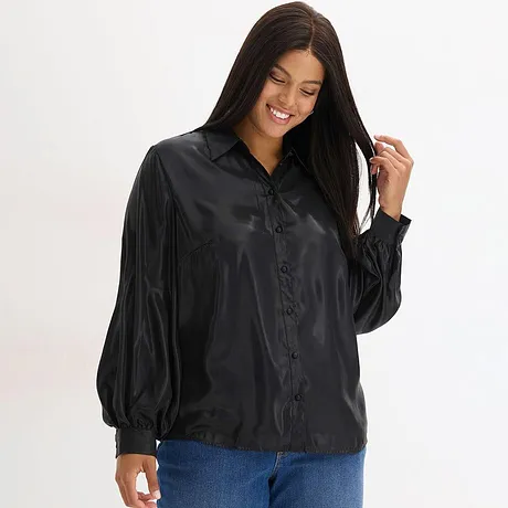 Chemisier noir avec col et boutons, associé à un jean bleu.