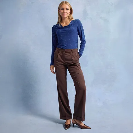 T-shirt à manches longues bleu à pois, pantalon coupe large marron et chaussures marron à bout pointu. 