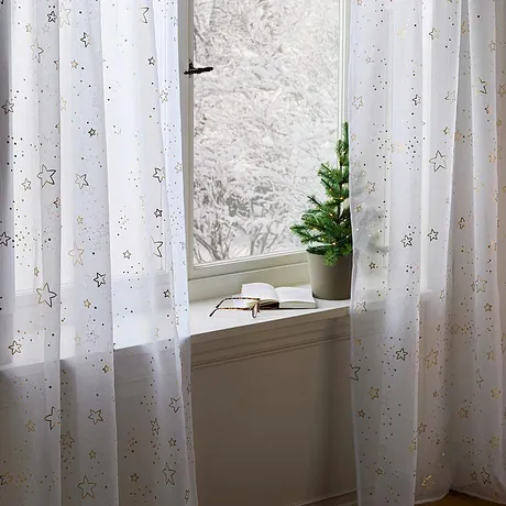 Voilages blancs avec &eacute;toiles.