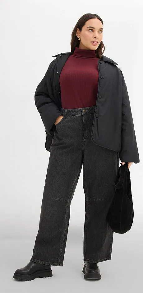 Tenue composée d'un pull à col roulé rouge bourgogne, une veste noire et un jean noir.
