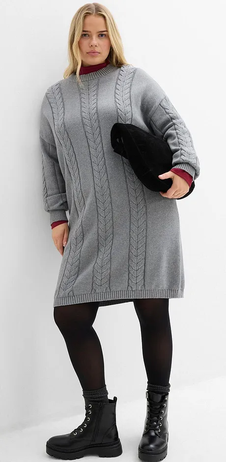 Robe en maille grise, collants noirs et bottes à lacets.