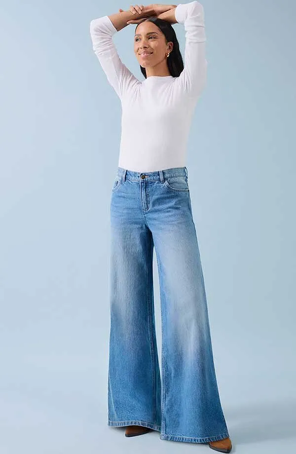 T-shirt blanc à manches longues et jean large : un bon compromis entre confort et style décontracté.