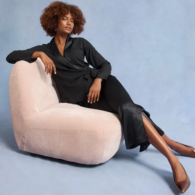 Robe noire avec pantalon noir en satin.