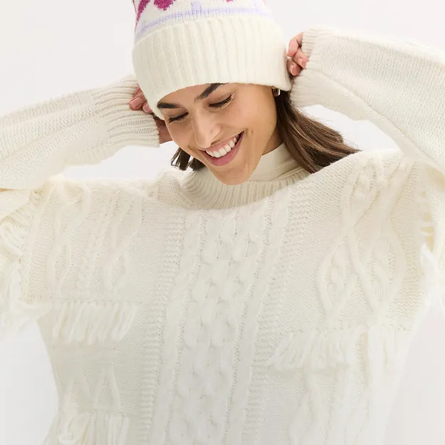 Pull blanc en maille douillette et bonnet blanc avec pompon.