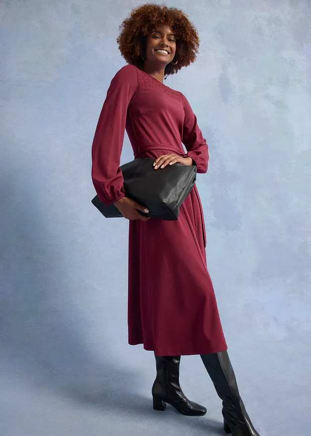 Robe rouge bordeaux &eacute;l&eacute;gante &agrave; manches longues.