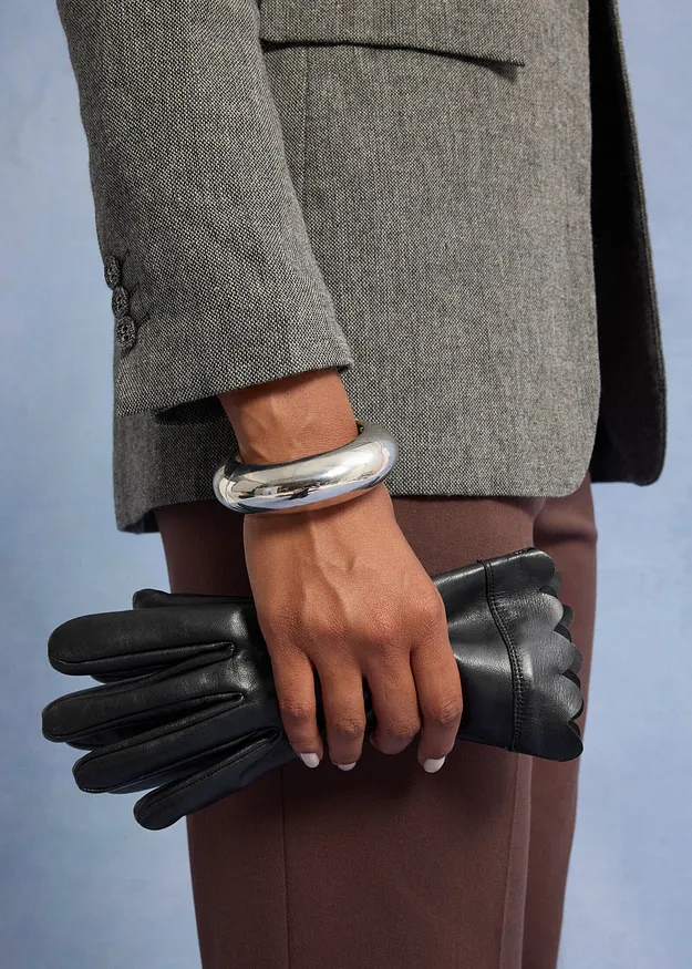 Tailleur gris &eacute;l&eacute;gant, bracelet de couleur argent&eacute;e et gants noirs - la tenue parfaite pour le bureau. 