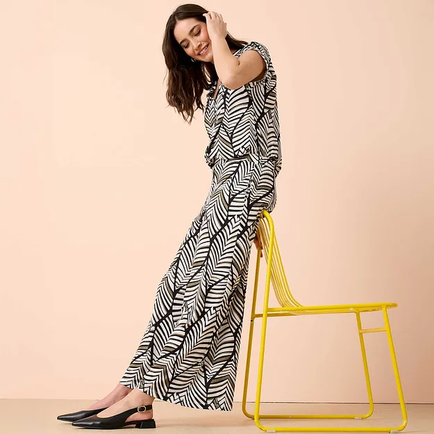 Blouse et pantalon &agrave; motif noir et blanc - un look combi harmonieux.