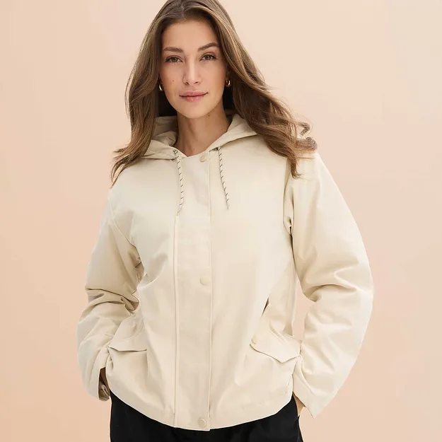 Veste beige confortable avec capuche, fermeture zipp&eacute;e et poches.