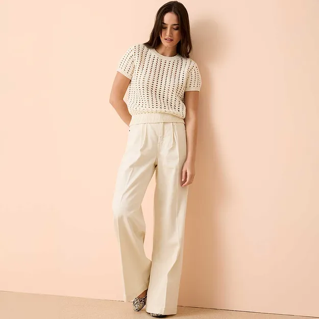 Haut &agrave; manches courtes en crochet associ&eacute; &agrave; un jean de coupe ample et fluide.