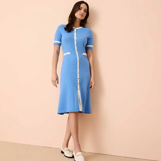 Robe bleu clair &eacute;l&eacute;gante avec des touches de blanc, manches courtes et patte de boutonnage sur le devant.