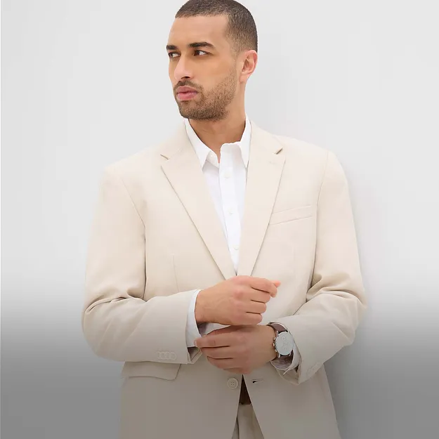 Eleganter cremefarbener Blazer mit wei&szlig;em Hemd.