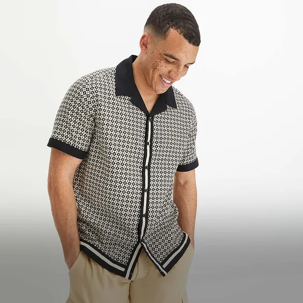 Chemise &agrave; manches courtes &agrave; motifs avec col et poignets contrast&eacute;s.