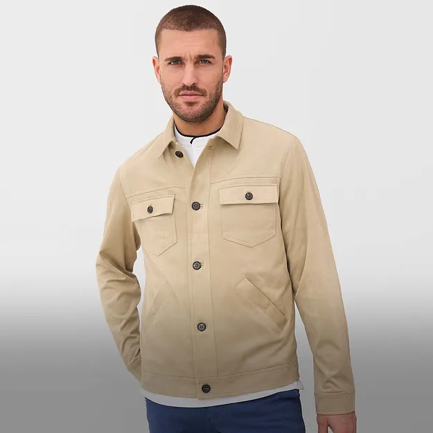 Veste beige avec poches poitrine sur un t-shirt blanc.