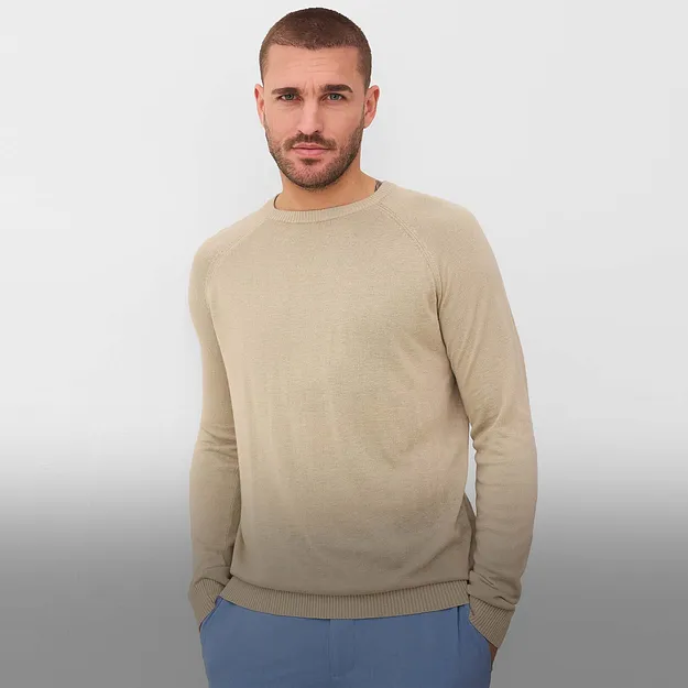 Un pull beige &agrave; col rond et manches longues.