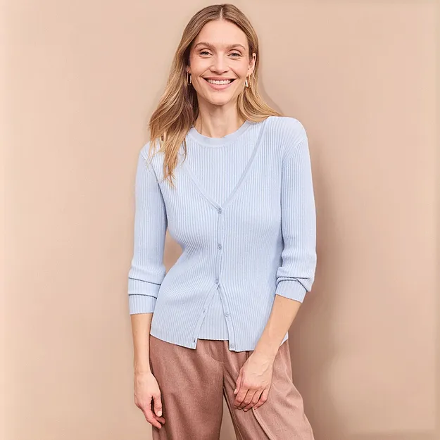 Pull en maille bleu clair avec patte de boutonnage.