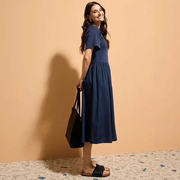 Robe d'&eacute;t&eacute; &eacute;l&eacute;gante de couleur bleu fonc&eacute; &agrave; manches courtes.