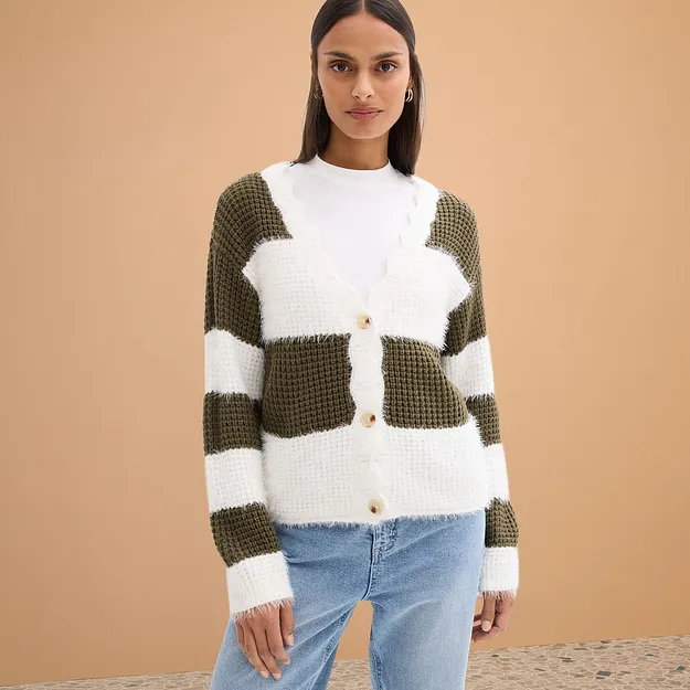 Cardigan en maille vert olive et blanc, associ&eacute; &agrave; un jean bleu clair.