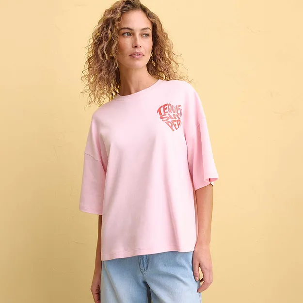 T-shirt rose d&eacute;contract&eacute; &agrave; manches amples. Une pi&egrave;ce confortable pour un look relax au quotidien. 