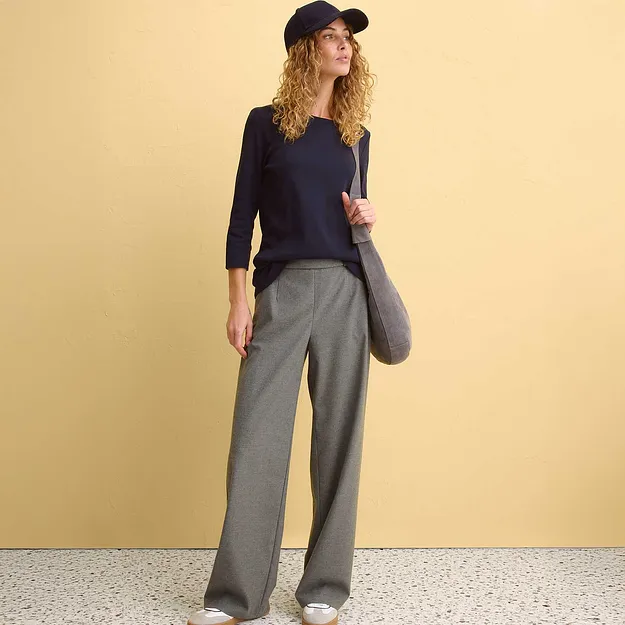 Pantalon de tailleur gris &eacute;l&eacute;gant de coupe ample.