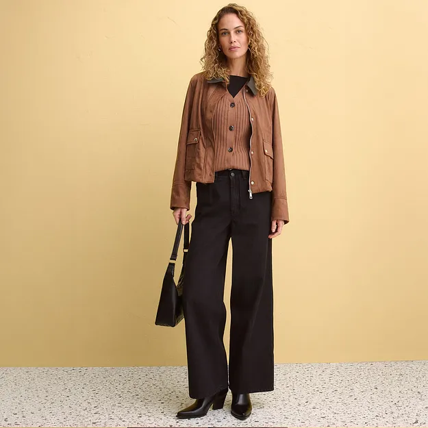 Tenue &eacute;l&eacute;gante compos&eacute;e d'une veste marron, une blouse et un pantalon noir ample.