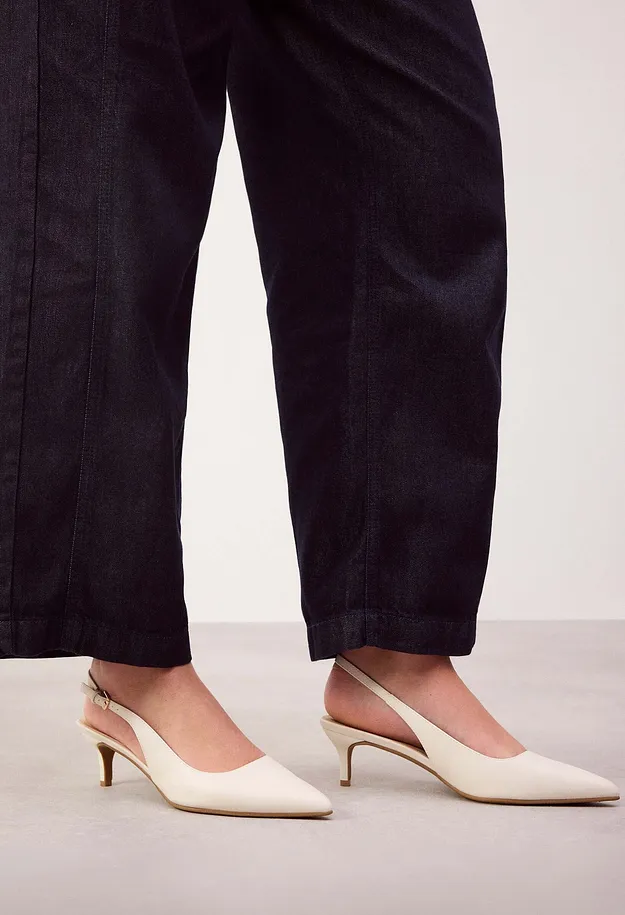 Femme - Escarpins slingback &agrave; petit talon fin - blanc nacr&eacute;