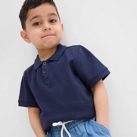 Un polo bleu foncé sur un jean bleu clair.