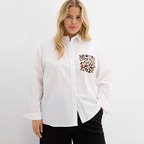 Chemisier blanc avec poche poitrine à imprimé léopard.