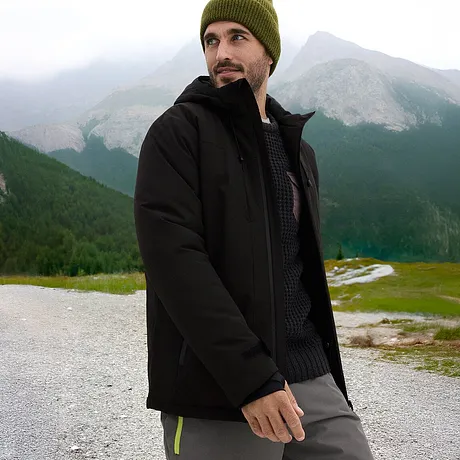 Veste noire et bonnet vert pour le parfait look d'hiver.