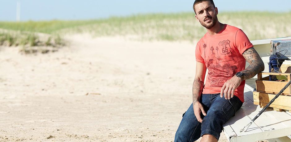 Download Tenue de plage chic homme Desktop Wallpaper