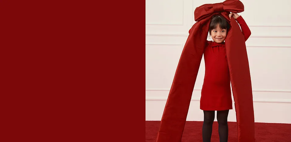 Une robe rouge avec des collants noirs.